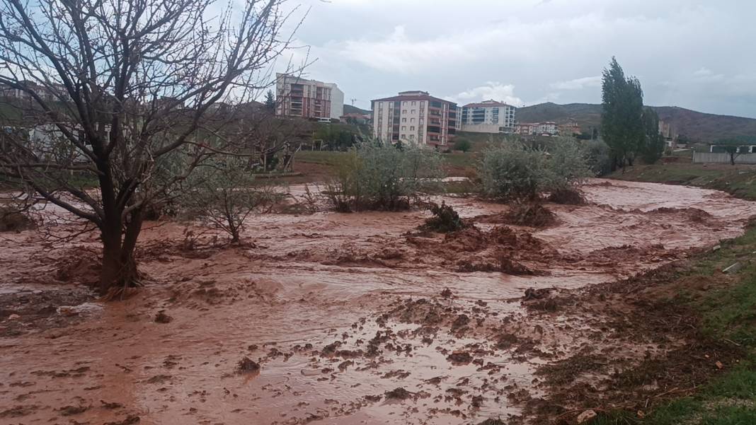Sağanak bir ilimizde hayatı felç etti! Evleri su bastı, tren seferleri durdu 1